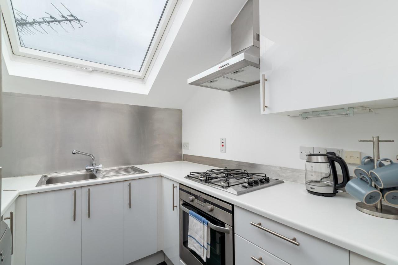 Guestready - Sunny Top Floor Flat With Views Londra Exterior foto